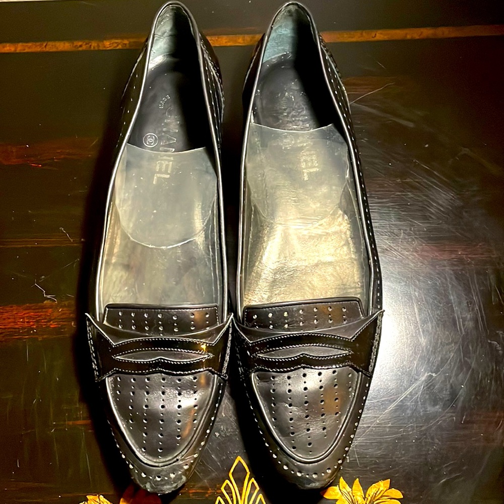 Vintage Chanel Size 41 8 Flats Very classy leather shoe with Chanel Logo